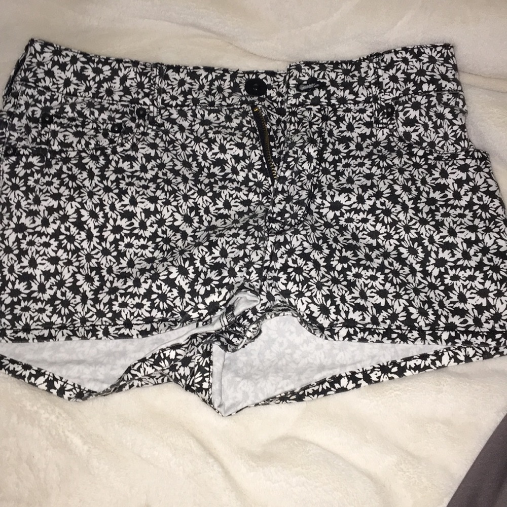 Flower design jean shorts